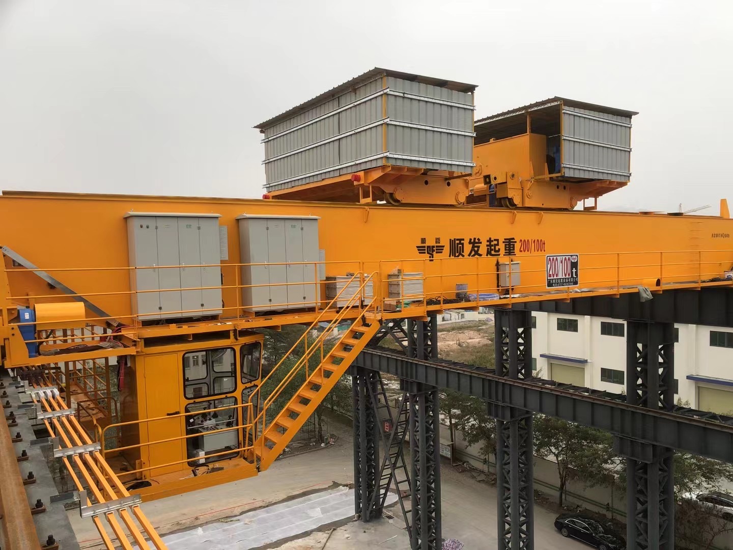 200/100吨起重机